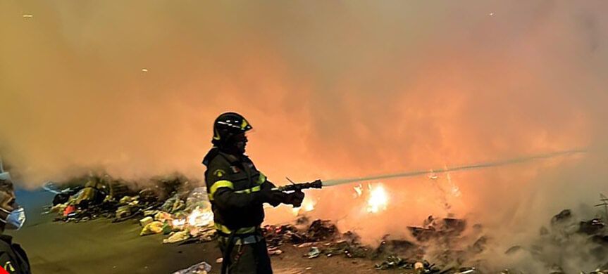 Notte di fuoco ai rifiuti, a Corigliano Rossano è sempre più emergenza
