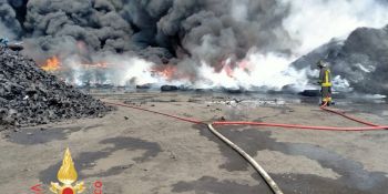 Vasto incendio nella zona industriale di Lamezia: pneumatici in fiamme e densa colonna di fumo