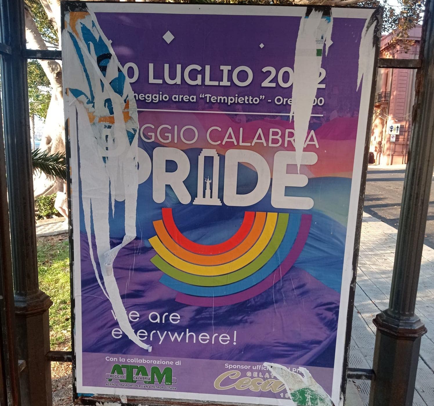 Reggio Calabria, vandalizzati i manifesti del Pride. «Al vostro odio rispondiamo con la bellezza»