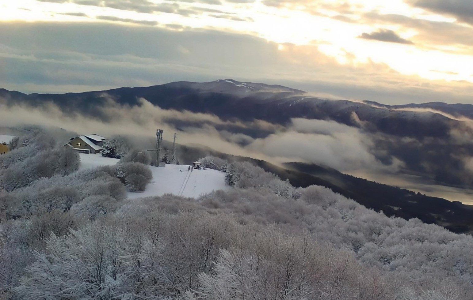 Torna la neve in Calabria, nella notte fitte nevicate in Sila