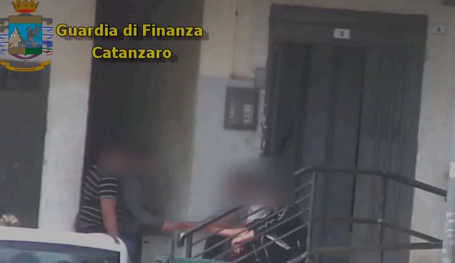 La “regina” dello spaccio e i bambini vedetta nel ghetto dimenticato dalla politica