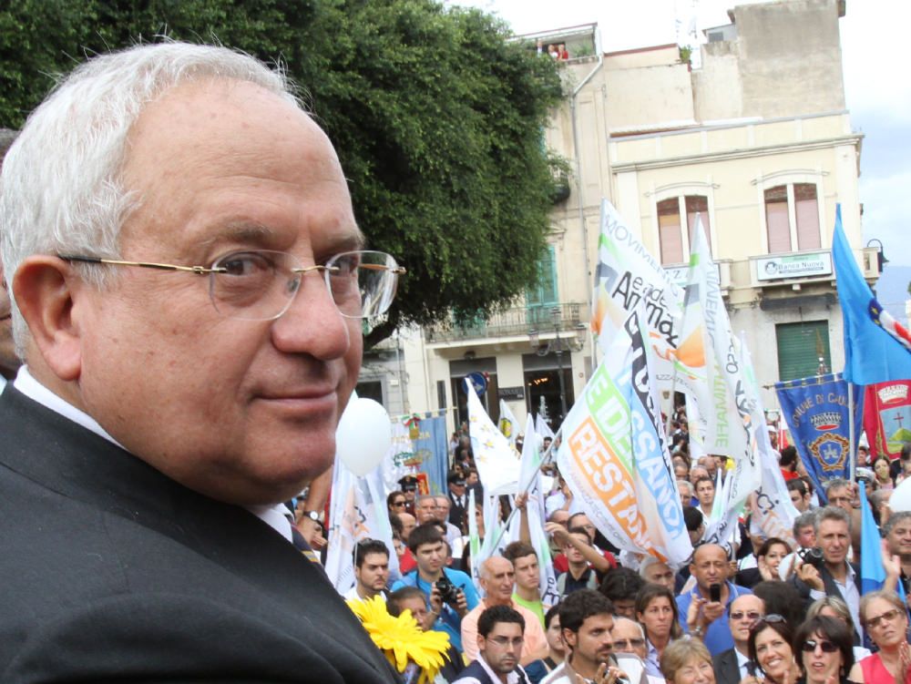 Massimo Ranieri interrompe il concerto per salutare Di Landro