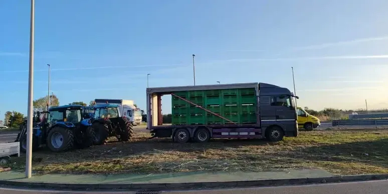 Protesta degli autotrasportatori, rimossi i mezzi dai presìdi nel Crotonese