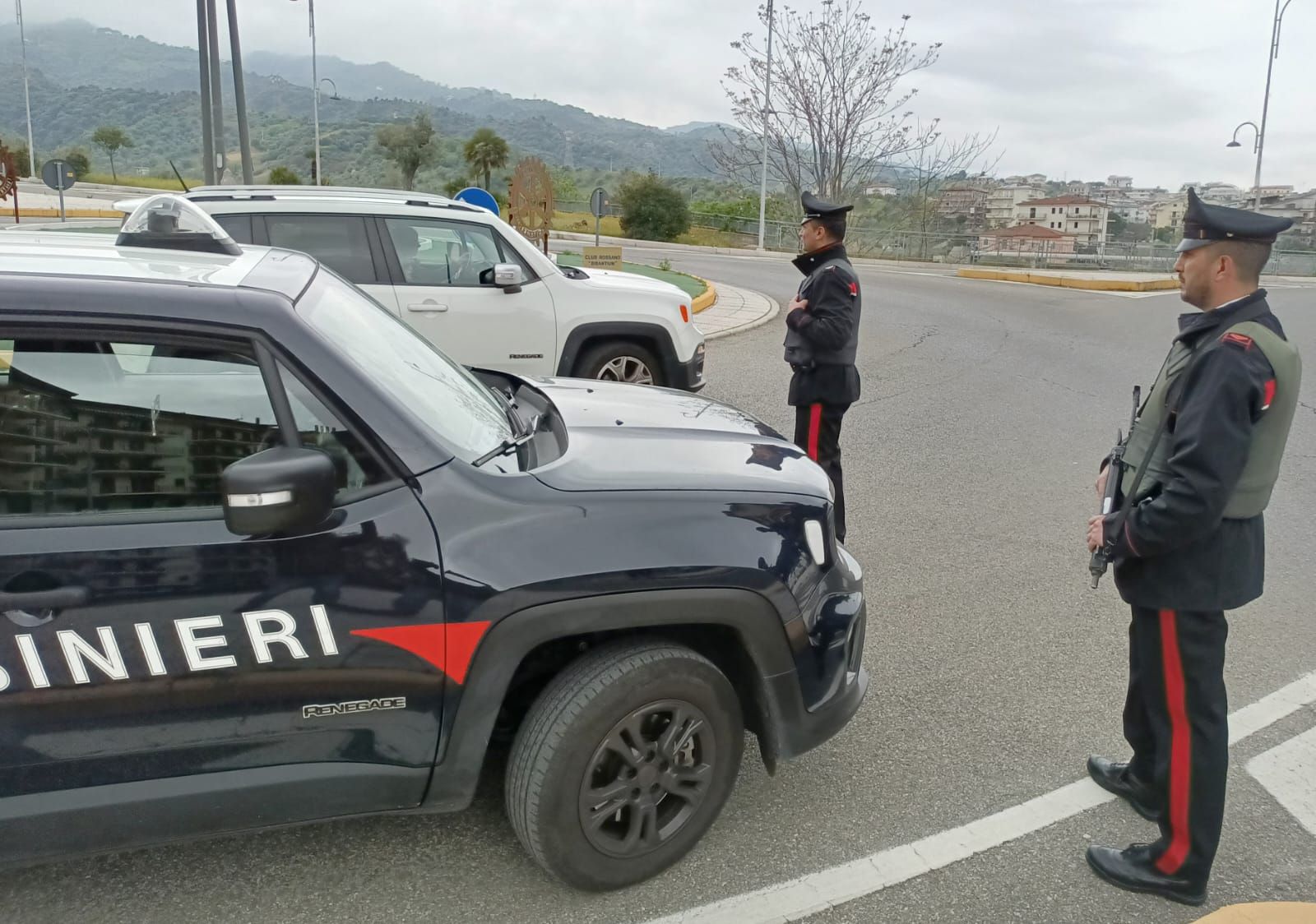 Extracomunitari assaltano un supermarket a Schiavonea, due arresti