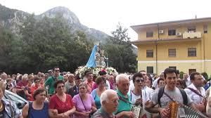 Chiude in auto la madre disabile per visitare una fiera