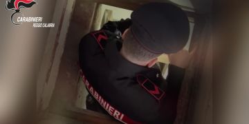 Palmi, bunker blindato sotto il pavimento: i carabinieri scoprono nascondiglio segreto – VIDEO