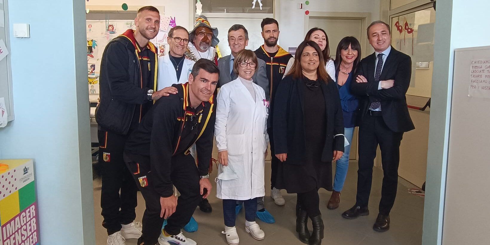 Per i piccoli pazienti un momento speciale con Giangurgolo e i giocatori del Catanzaro – VIDEO