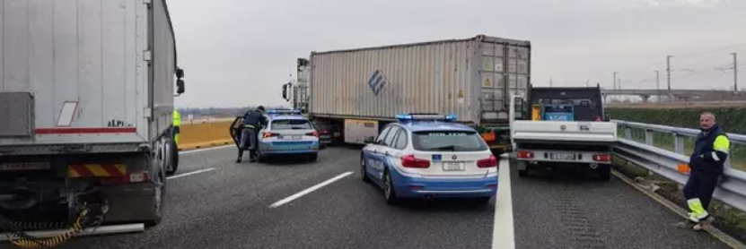 Tir di traverso sull’A4, tentata rapina a un portavalori