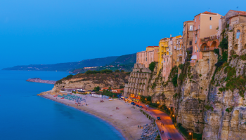 Tropea accoglie già i primi turisti. La «sfida vinta» della destagionalizzazione e i timori per l’erosione