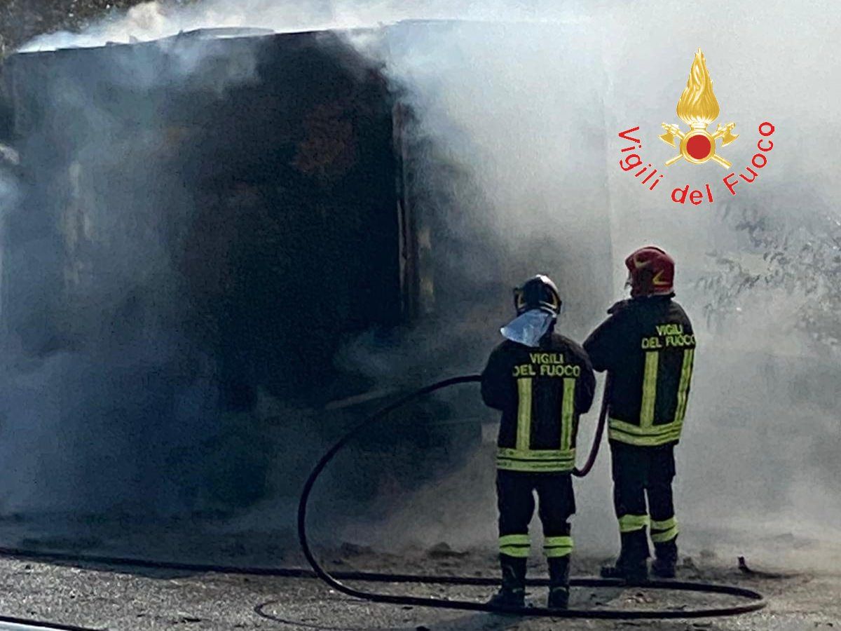Furgone in fiamme a Catanzaro, conducente illeso – VIDEO