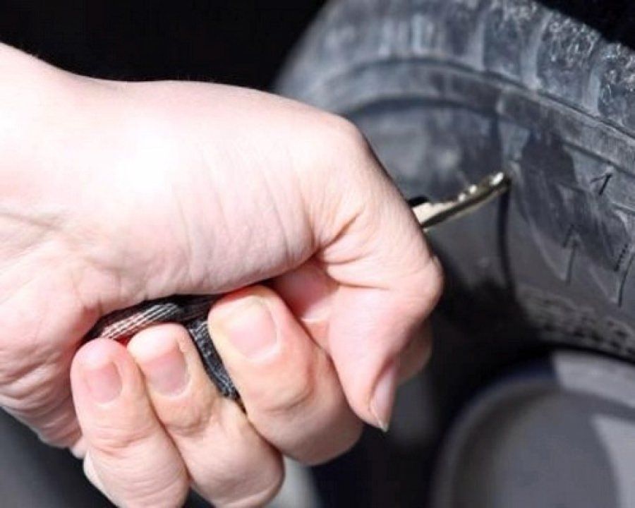 Taglia le gomme dell'auto, denunciato 32enne