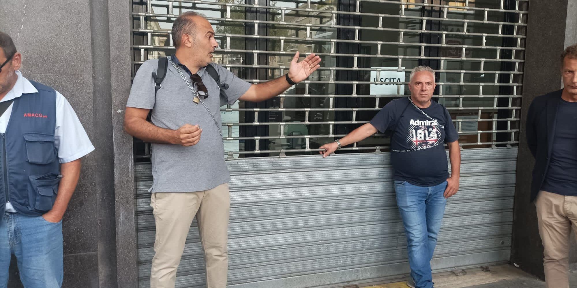 Cosenza, lavoratori Amaco si incatenano davanti al Comune. Rende e Luberto: «Intervenga il sindaco»