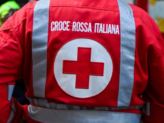 Indossa la divisa della Croce rossa indebitamente, denunciato 41enne a Crotone