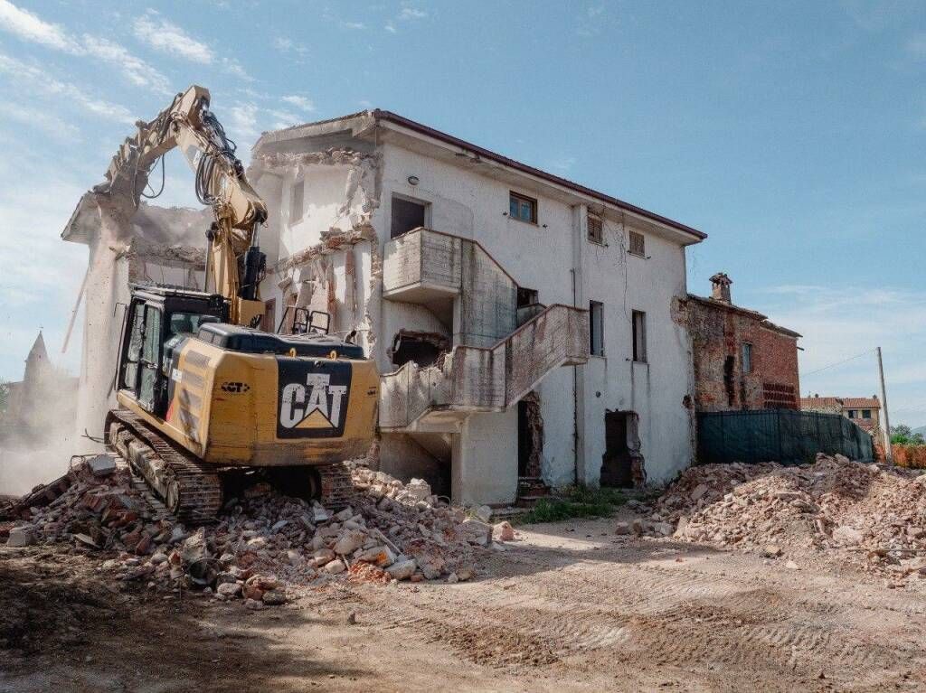 ‘Ndrangheta, da Cittanova alla Toscana. La scalata dei Lombardo e la villa demolita, per anni simbolo del potere dei clan