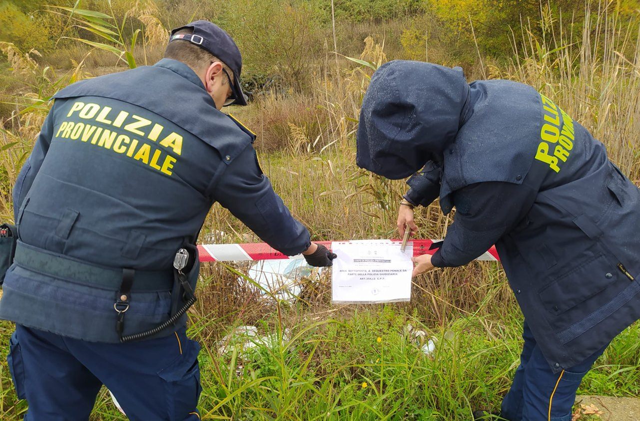 Discarica di rifiuti speciali, sequestrata un'area nei pressi dell'A2 a Cosenza – FOTO