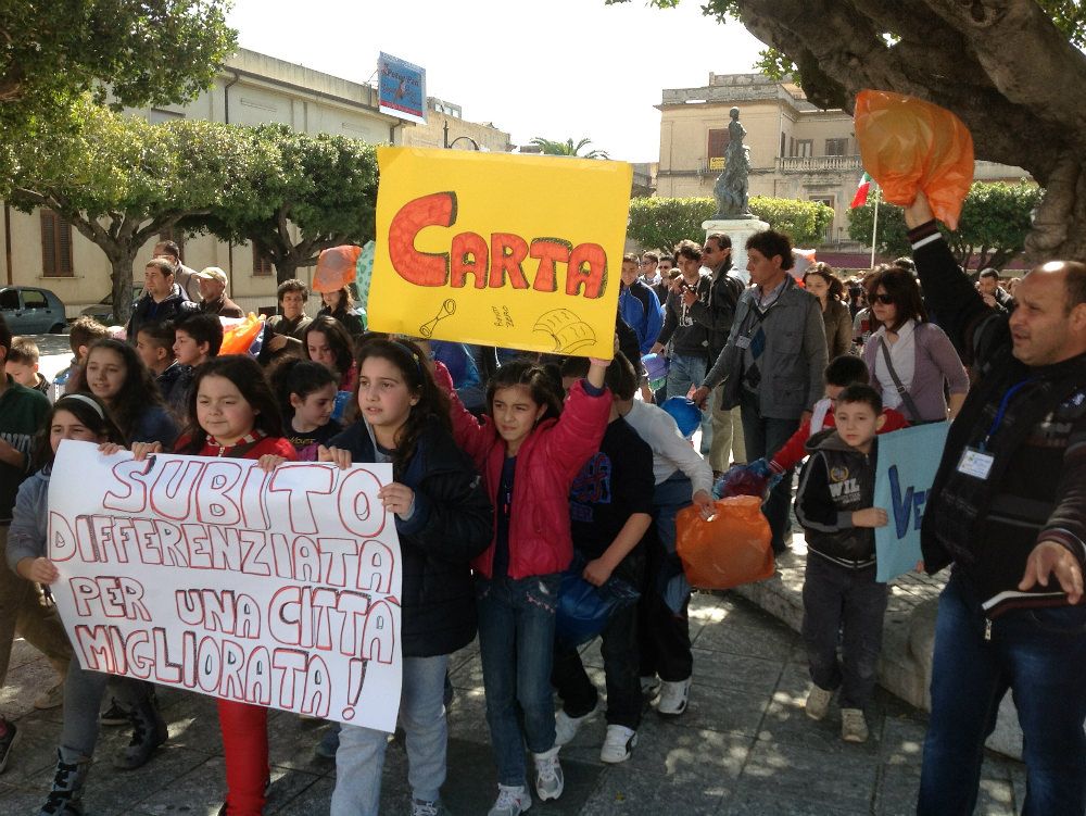 Siderno, nuove proteste per l`emergenza rifiuti