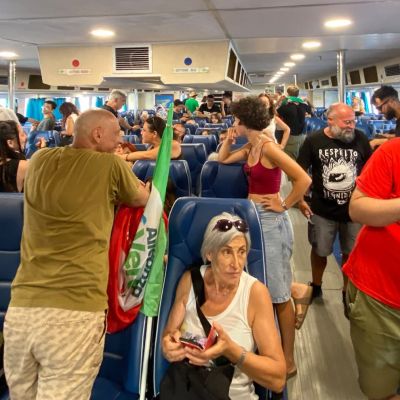 La denuncia di Si-Avs Calabria: «Bloccate in mezzo al mare oltre 500 persone dirette al corteo No Ponte»