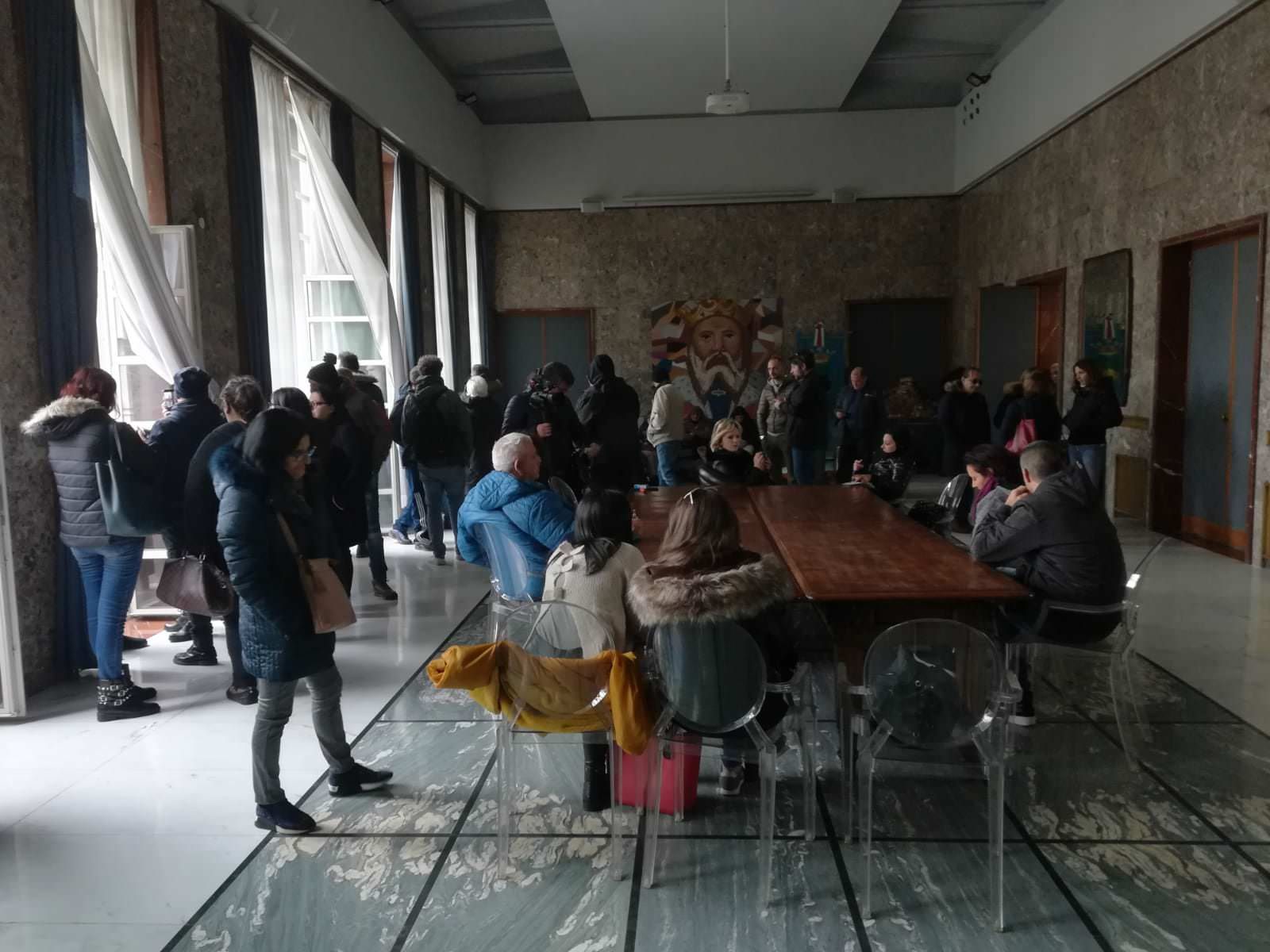 Mancano i soldi per l’emergenza abitativa e le famiglie “occupano” il Comune – VIDEO