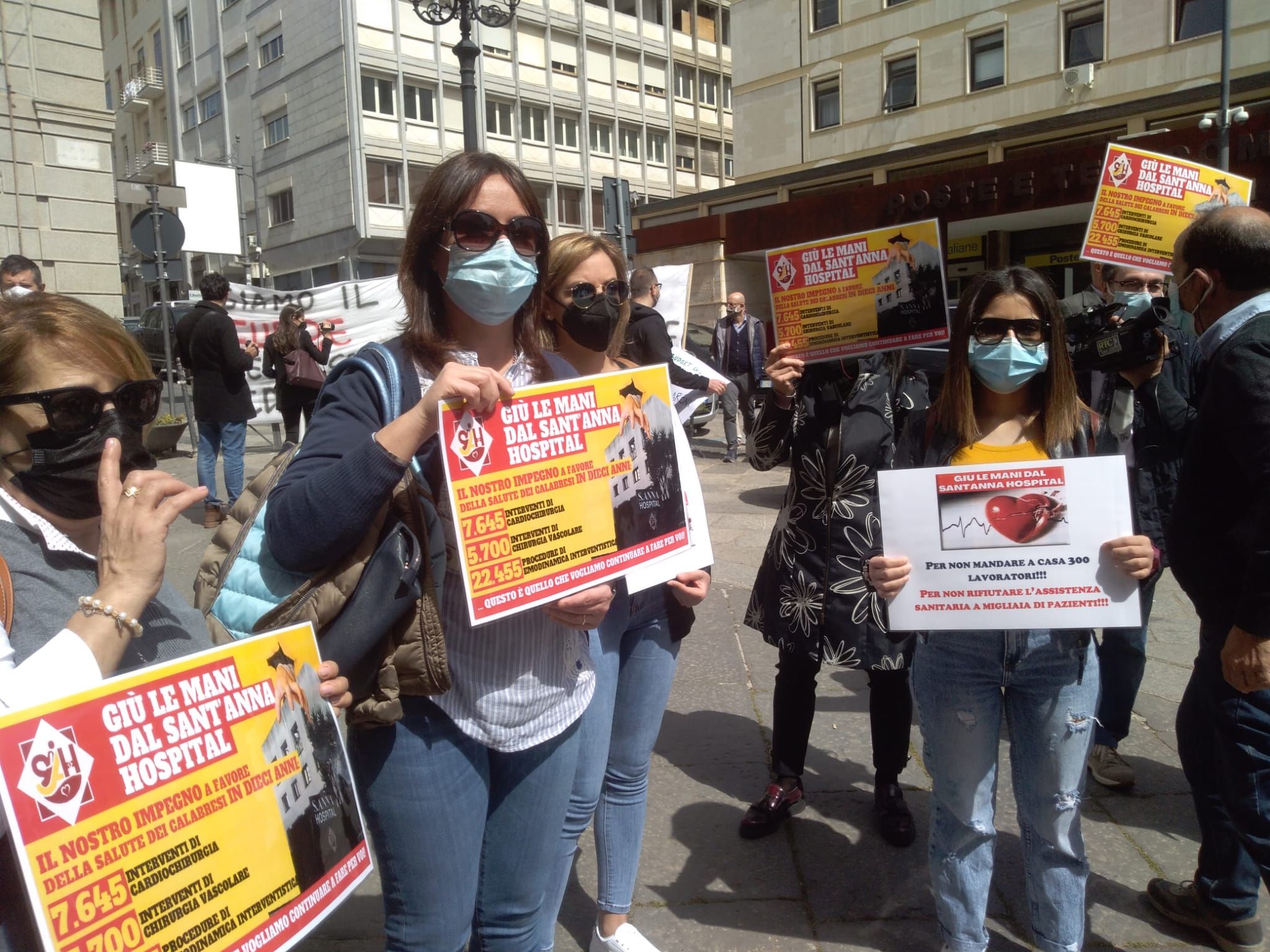Vertenza Sant’Anna Hospital, nuovo sit-in per salvare la clinica – FOTO