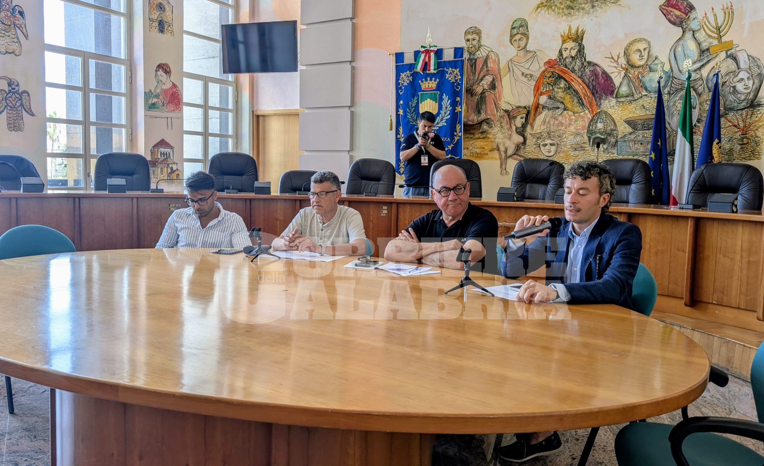 Il Pd incalza Occhiuto: «Deve dimettersi anche da commissario della sanità»