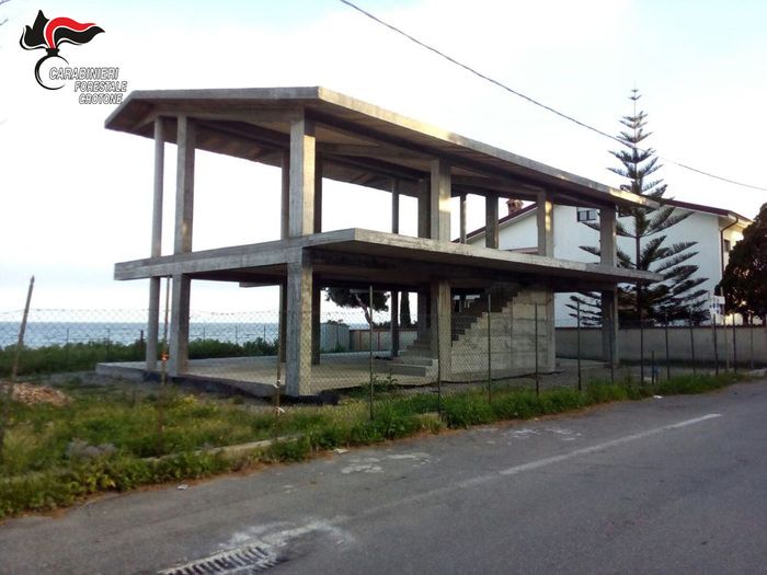 Fabbricato sotto sequestro nel Crotonese, tre denunce