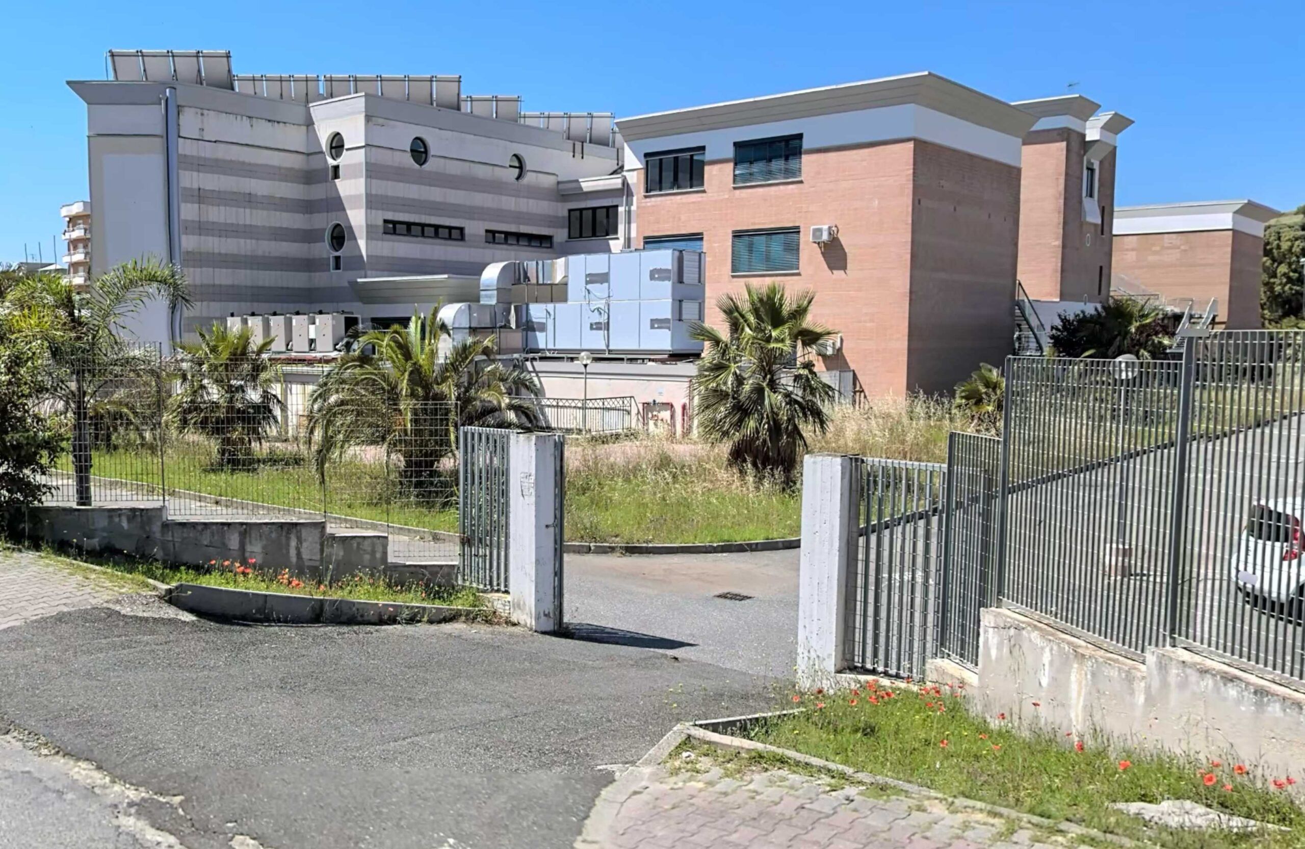 Non ammessa agli esami, entra in classe e picchia una docente a Soverato