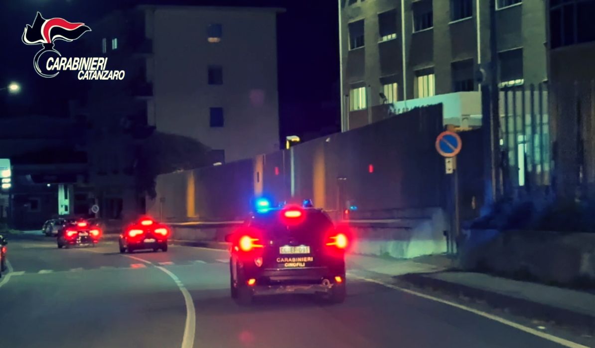 Lo spaccio di droga a “gestione familiare” e i messaggi in codice: «dieci minuti» per un grammo di cocaina