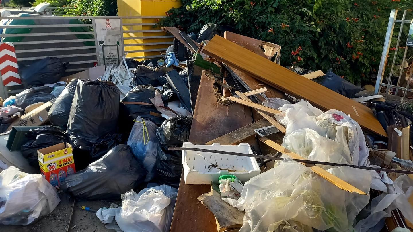 Rende, atto vandalico alla postazione ecologica. «Telecamere per risalire agli incivili»