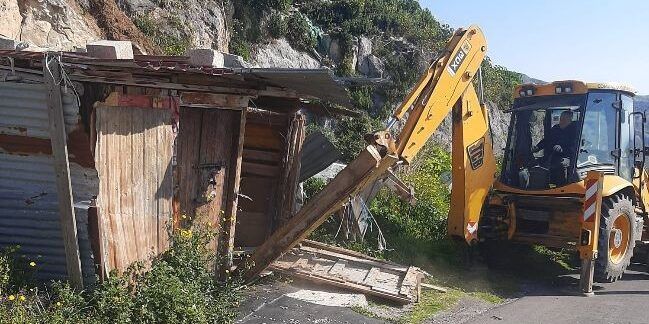 Cassano, continua la lotta all’abusivismo: demolita una vecchia stalla