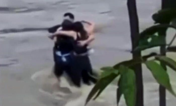 Tre giovani dispersi in Friuli, l’abbraccio disperato poi la piena del Natisone