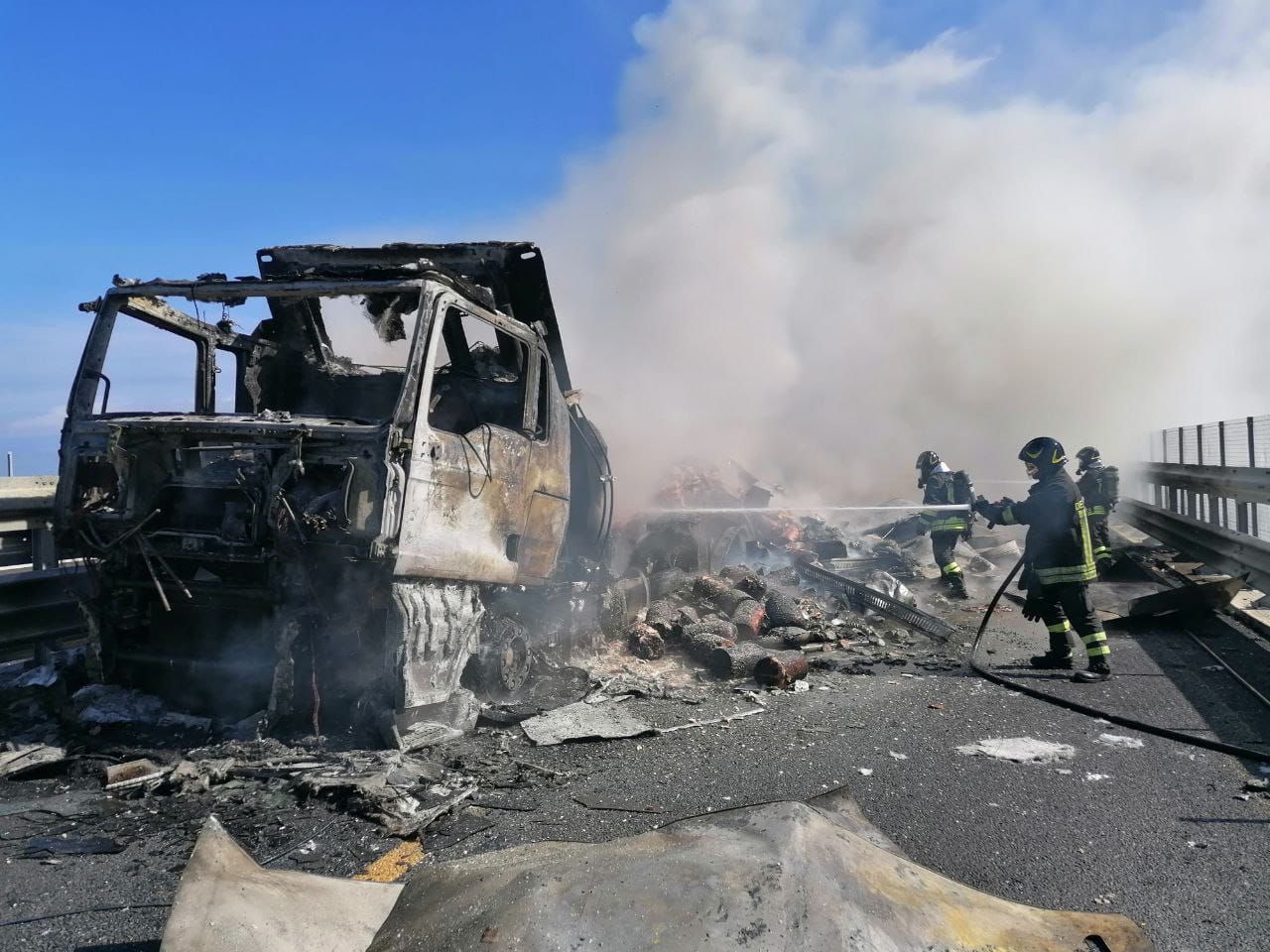 Tir in fiamme a Pizzo, chiusa l’autostrada – FOTO