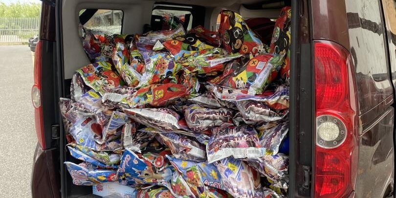 Vendeva peluches Disney e Marvel contraffatti, sequestrati oltre mille prodotti a Lamezia