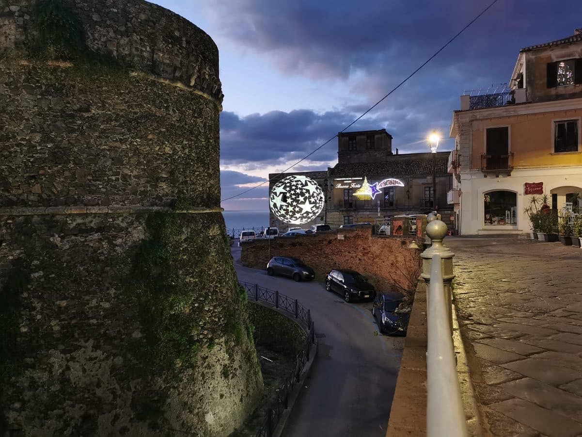 Pizzo, il Natale “sostenibile” della Comunità Creativa: luci, proiezioni e addobbi con materiale riciclato – FOTO E VIDEO