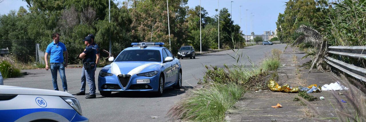 Investe con l’auto la moglie, ma uccide l’amica