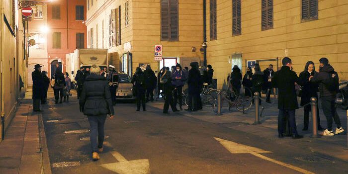 Terremoto in Emilia Romagna, gente in strada a Parma, Modena e Bologna