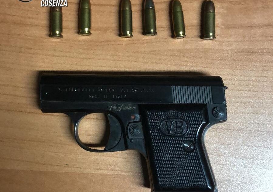 Pistola calibro 6.35 e cartucce in casa, arrestata una donna nel Cosentino