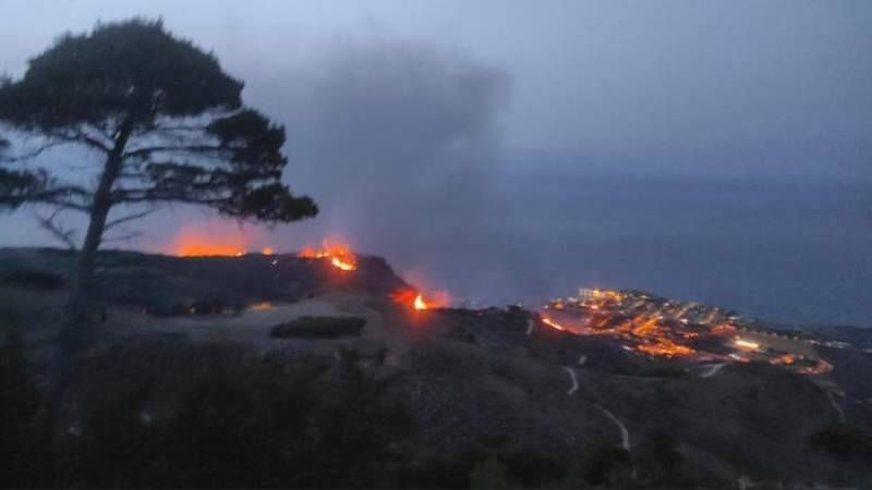 Maxi rogo a Pantelleria: non ancora spento l’incendio, ma è sotto controllo