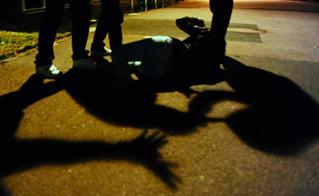 «Quella panchina è nostra», poi calci e pugni. In manette un 29enne di Lamezia