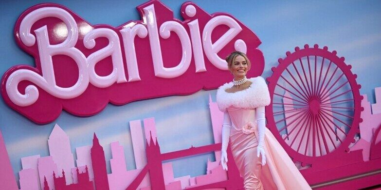 «L’identità rosa di Barbie che sfida il grigio del mondo»