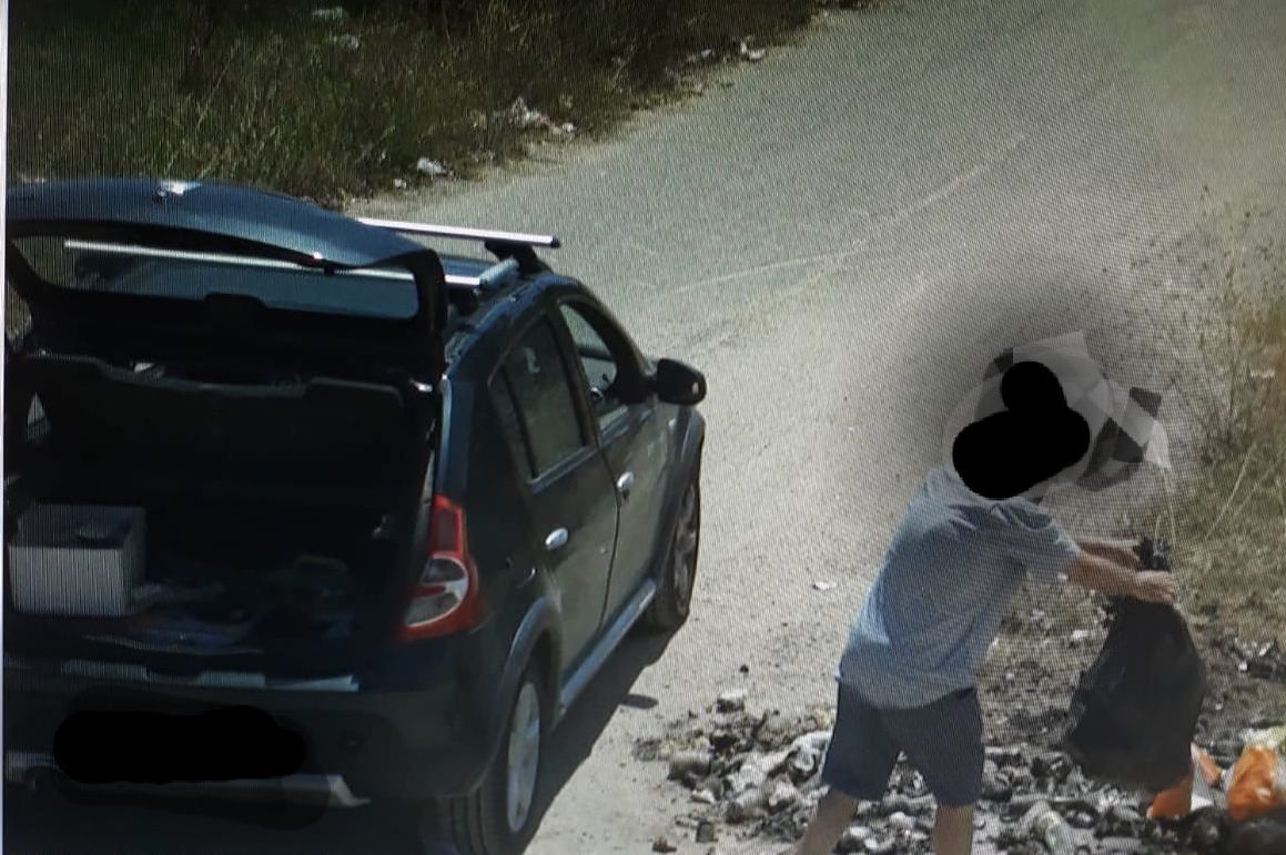 Isola Capo Rizzuto, turista "immortalato" mentre getta i rifiuti in strada