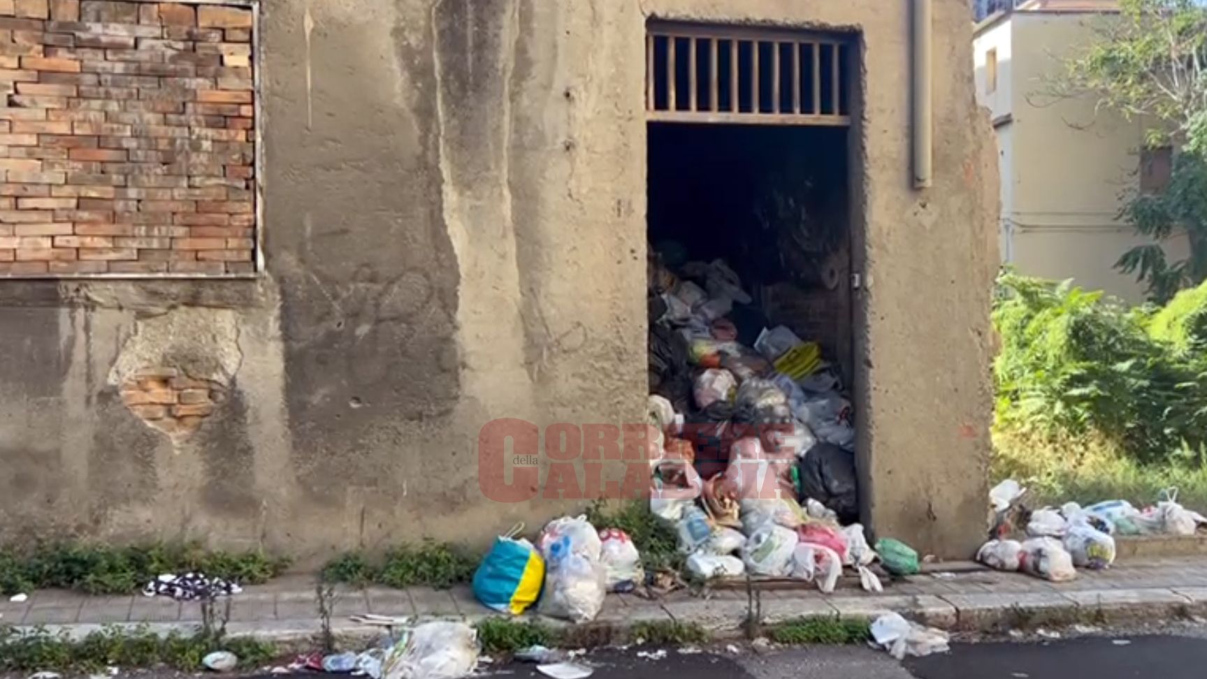 Reggio Calabria, case abbandonate trasformate in discariche – FOTO e VIDEO