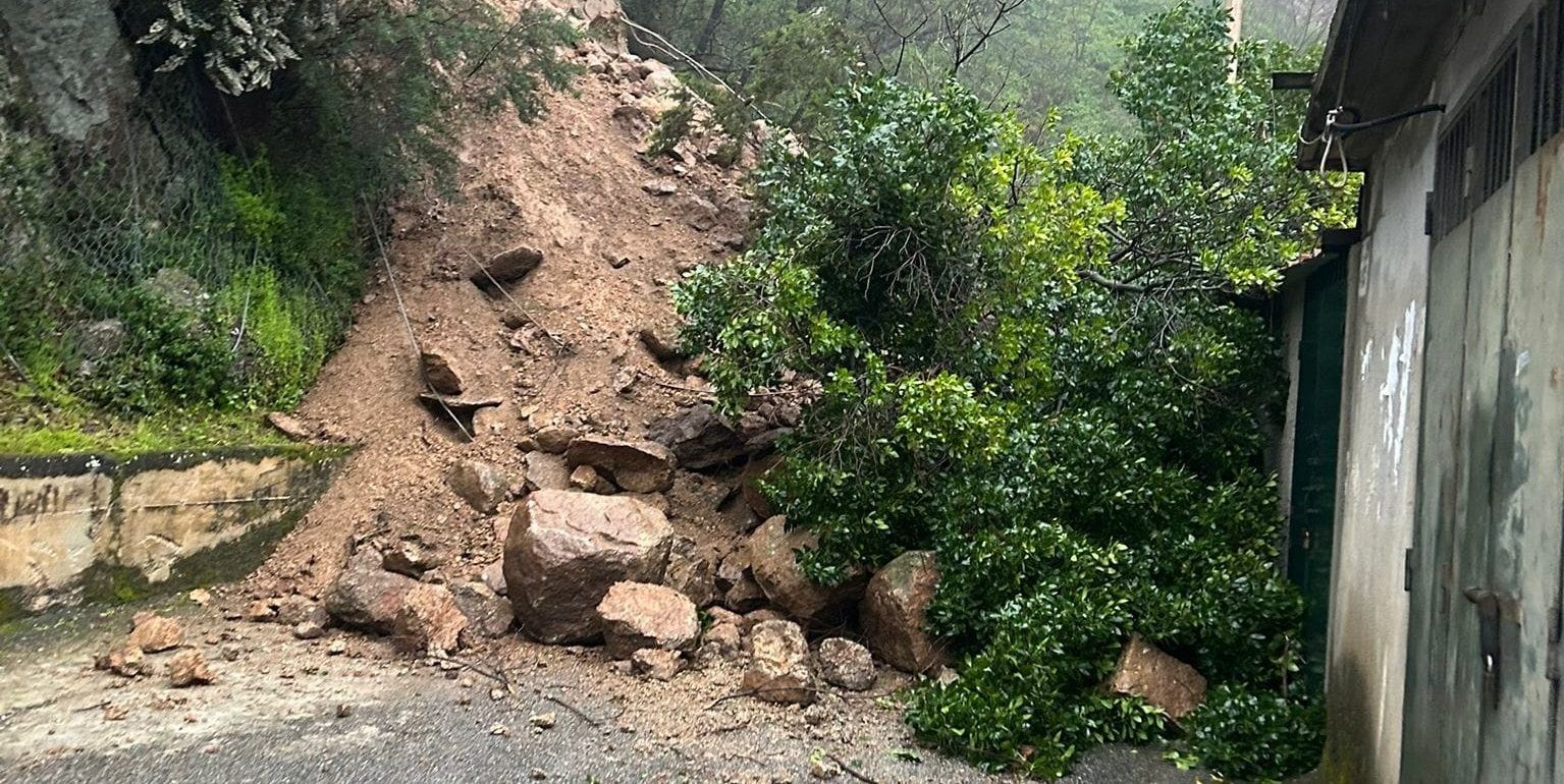 Intervento dei Vigili del fuoco per una frana a Mesoraca, evacuate alcune abitazioni