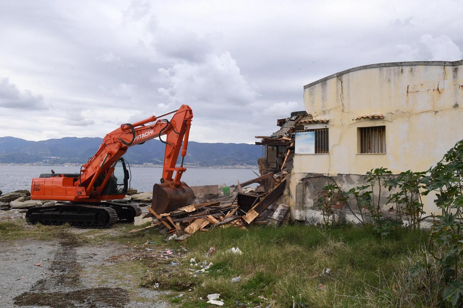 Calabria deturpata dal mattone selvaggio. Neppure un’ordinanza di demolizione su 10 eseguita