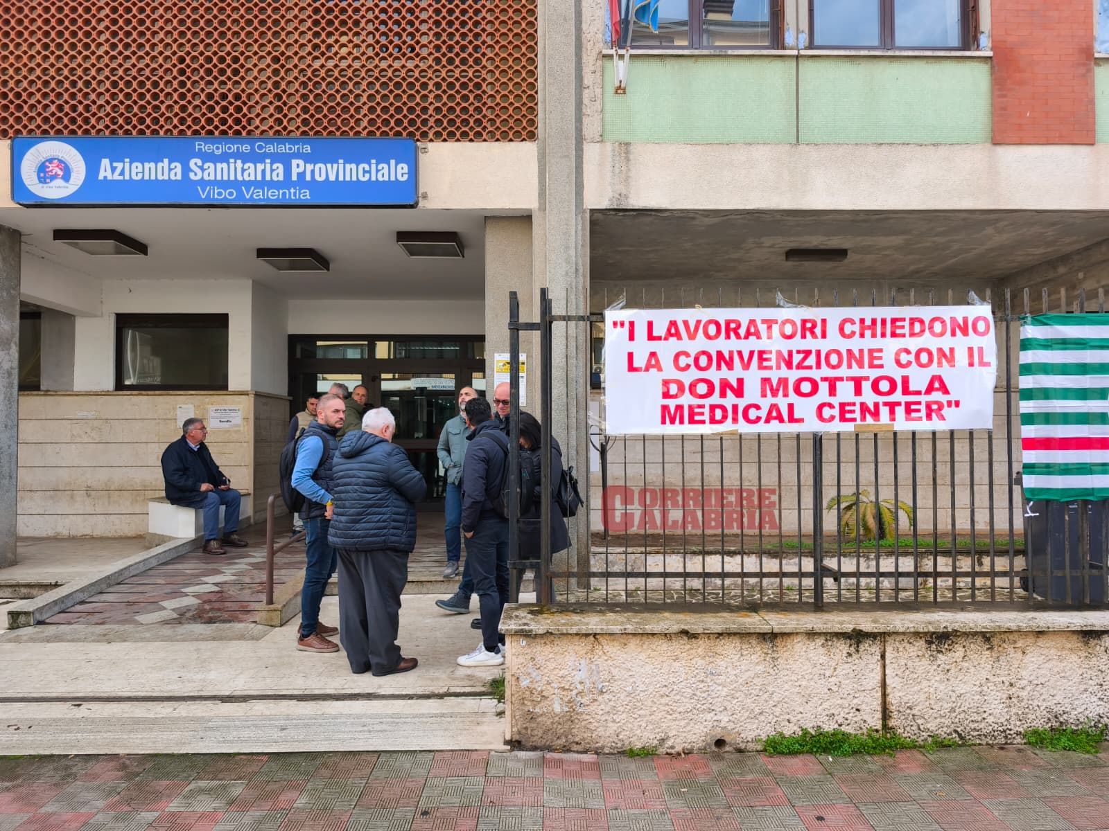 Sanità vibonese in crisi, protesta davanti l’Asp. «La nostra è la provincia più penalizzata»