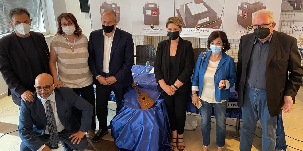 Michele Affidato realizzerà la teca per l’ukulele di Rino Gaetano – FOTO