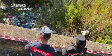 Discarica a cielo aperto a Lamezia, rifiuti a pochi passi dal centro – VIDEO