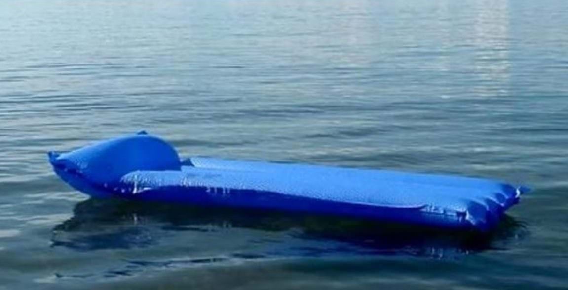 Bambino trascinato dalla corrente sul materassino: in 3 si tuffano per salvarlo