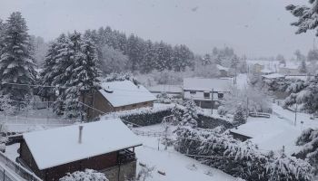 Colpo di coda dell’inverno, i monti calabresi si risvegliano sotto la neve – FOTO
