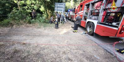 Tragedia nel Reggino, due giovani cadono in una scarpata: muore un 25enne
