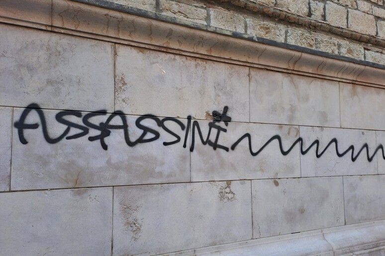 Elisa Claps, spunta la scritta «assassini» sul muro della Santissima Trinità
